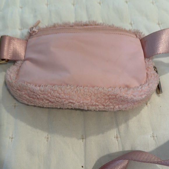 Lululemon Everywhere Belt Bag Fleece (22) - Picture 7 of 9